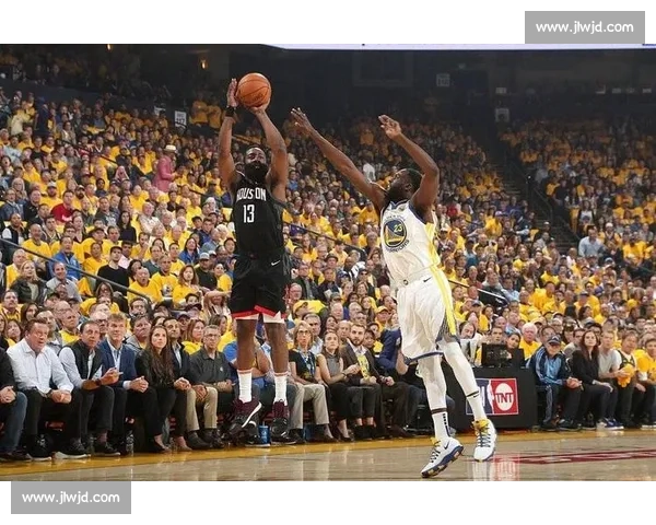 热火对决雷霆全场录像回放攻防博弈与关键时刻解析赛季焦点之战球星表现盘点