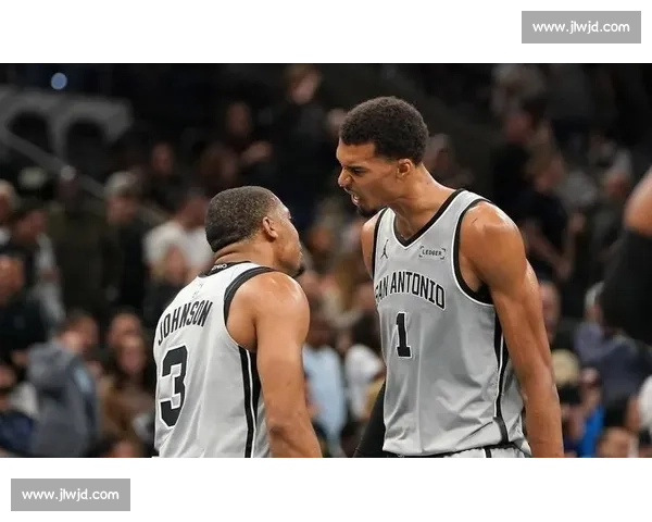 火箭对决马刺攻防博弈升级新老力量碰撞引爆赛场季后席位争夺夜